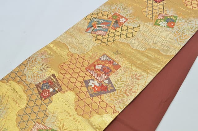 ＼50％OFF／ 【中古】 袋帯 振袖用 リサイクル 正絹 カジュアル シルク ギフト 在庫限り 仕立て上がり 金系 古典文様 rr0015b 【 送料無料 リユース 和服 結婚式 お祝い お茶会 パーティー 入学式 卒業式 お茶席 茶道 着物 帯 kimono 通販 】 thumbnail 3