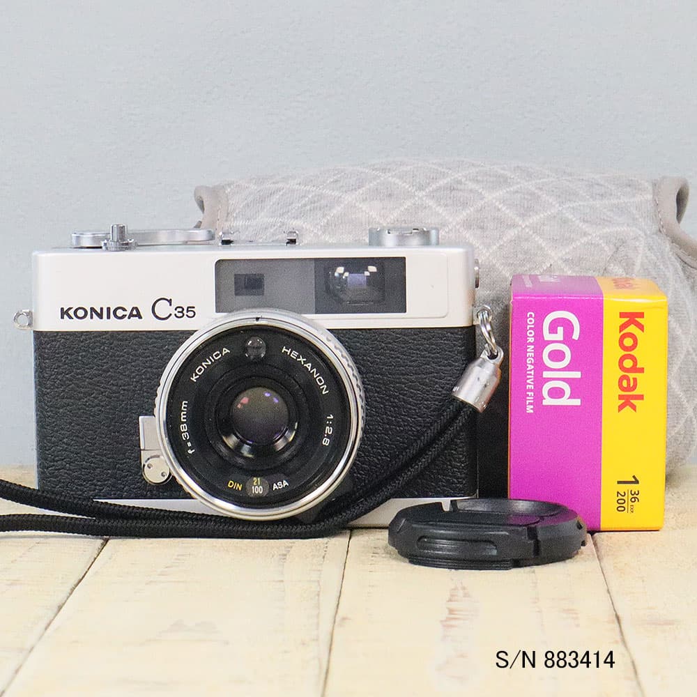 【整備済】【保証付 】　コニカ　KONICA C35　初期型　S/N 883414（ケース・フイルム付セット）　フィルムカメラ　フイルムカメラ　【中古】