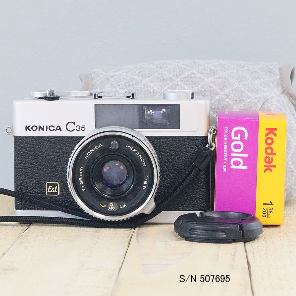 【整備済】【保証付 】　コニカ　KONICA C35 E&L　S/N 507695（ケース・フイルム付セット）　フィルムカメラ　フイルムカメラ　【中古】