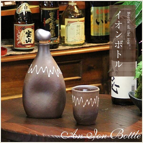 【期間限定10%OFFクーポン配布中】マイナスイオンボトル 焼酎サーバー イオンボトル ラジウムボトル 水 イオン水 健康 美容 ミネラルウォーター 信楽焼 保存 焼酎サーバー ion-bottle thumbnail 3
