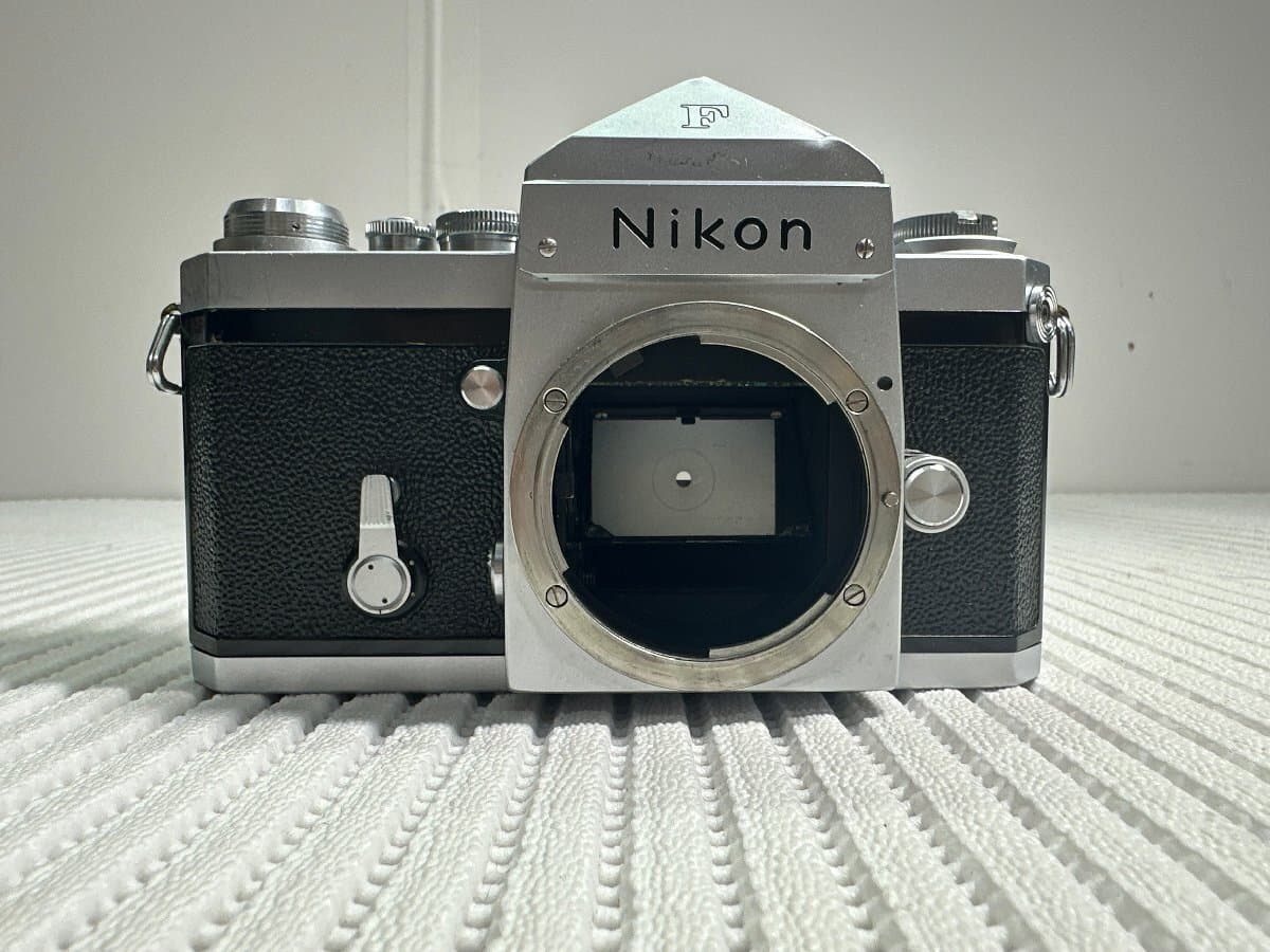 ♪【Nikon ニコン F アイレベル シルバー フィルムカメラ ボディ 一眼レフ シリアル693番台 メカニカル クラシックカメラ】OK22790 — 1/10