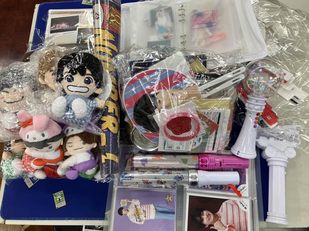 男性アイドルグッズセット うちわ アクリルスタンド ぬいぐるみ 写真 缶バッチ 等 — 1/8