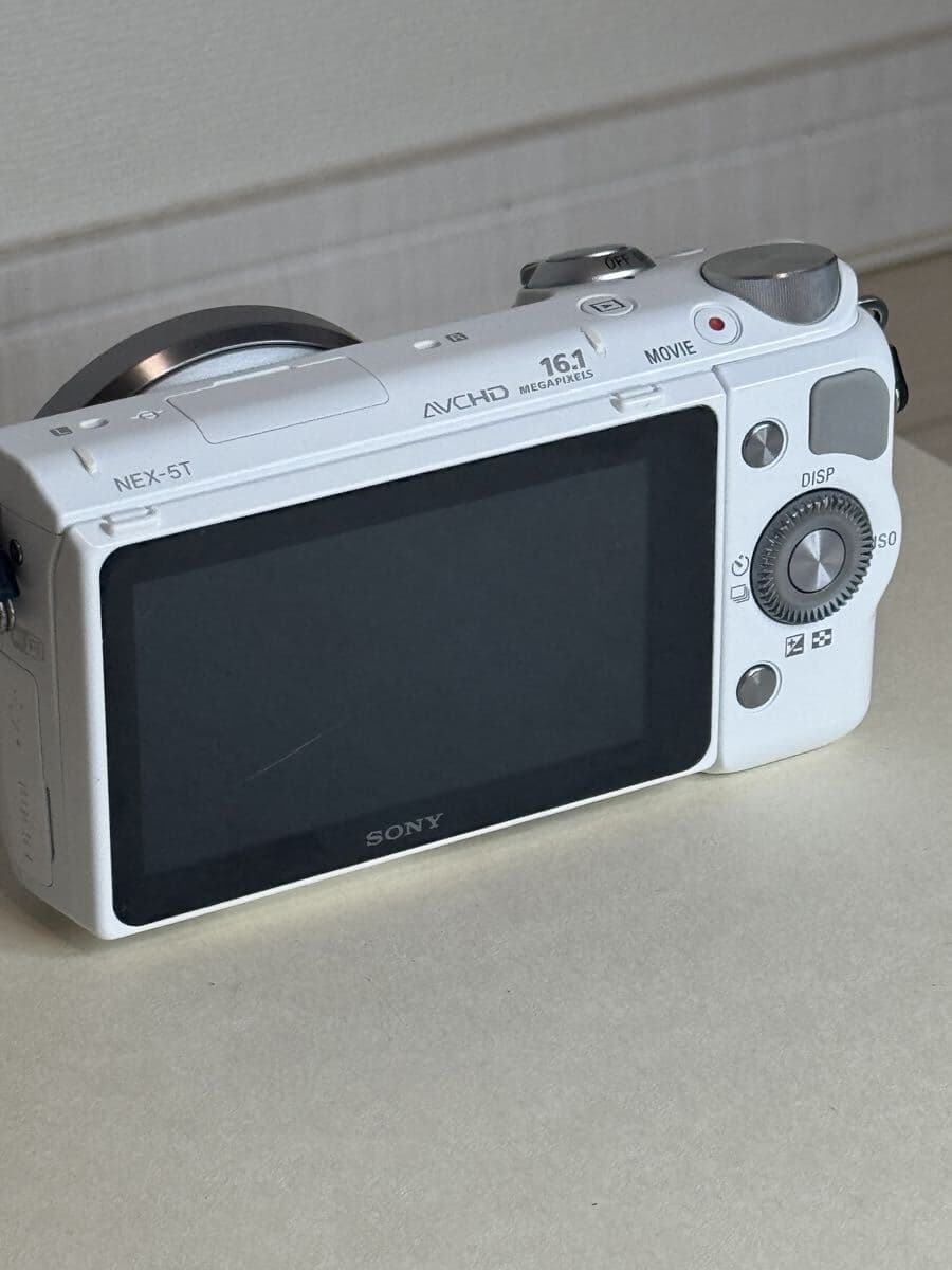 SONY NEX-5T ボディ ホワイト ショット数2078回 充電ケーブル付 — 1/10
