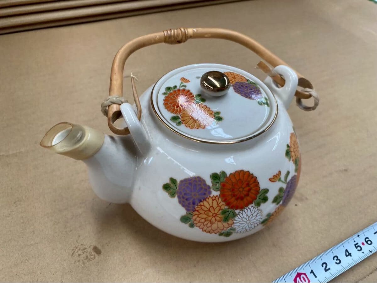 Ki(D-L3-25/53) 庫山窯 前畑陶器 美濃焼 色絵 菊花文 土瓶 急須 竹製持ち手 金彩 蓋付 茶器 和食器 昭和レトロ — 1/7