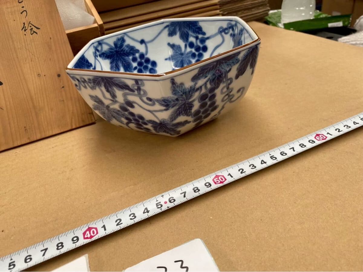Ki(D-L3-25/33) たち吉 橘吉 ぶどう絵 盛鉢 六角鉢 染付 葡萄文 蔓草文 菓子鉢 磁器 和食器 陶磁器 共箱 木箱付き — 1/6